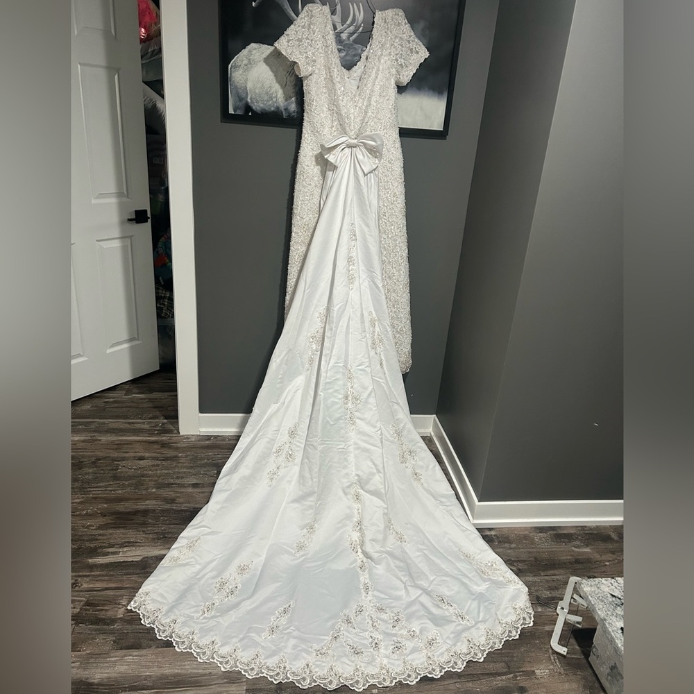 Gloria Vanderbilt White Lace Dress with train.